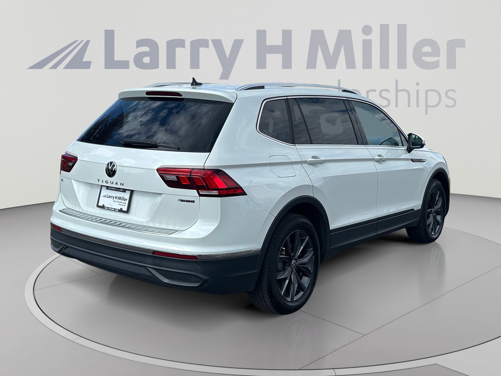 Used 2023 Volkswagen Tiguan SE AWD/4WD image 5