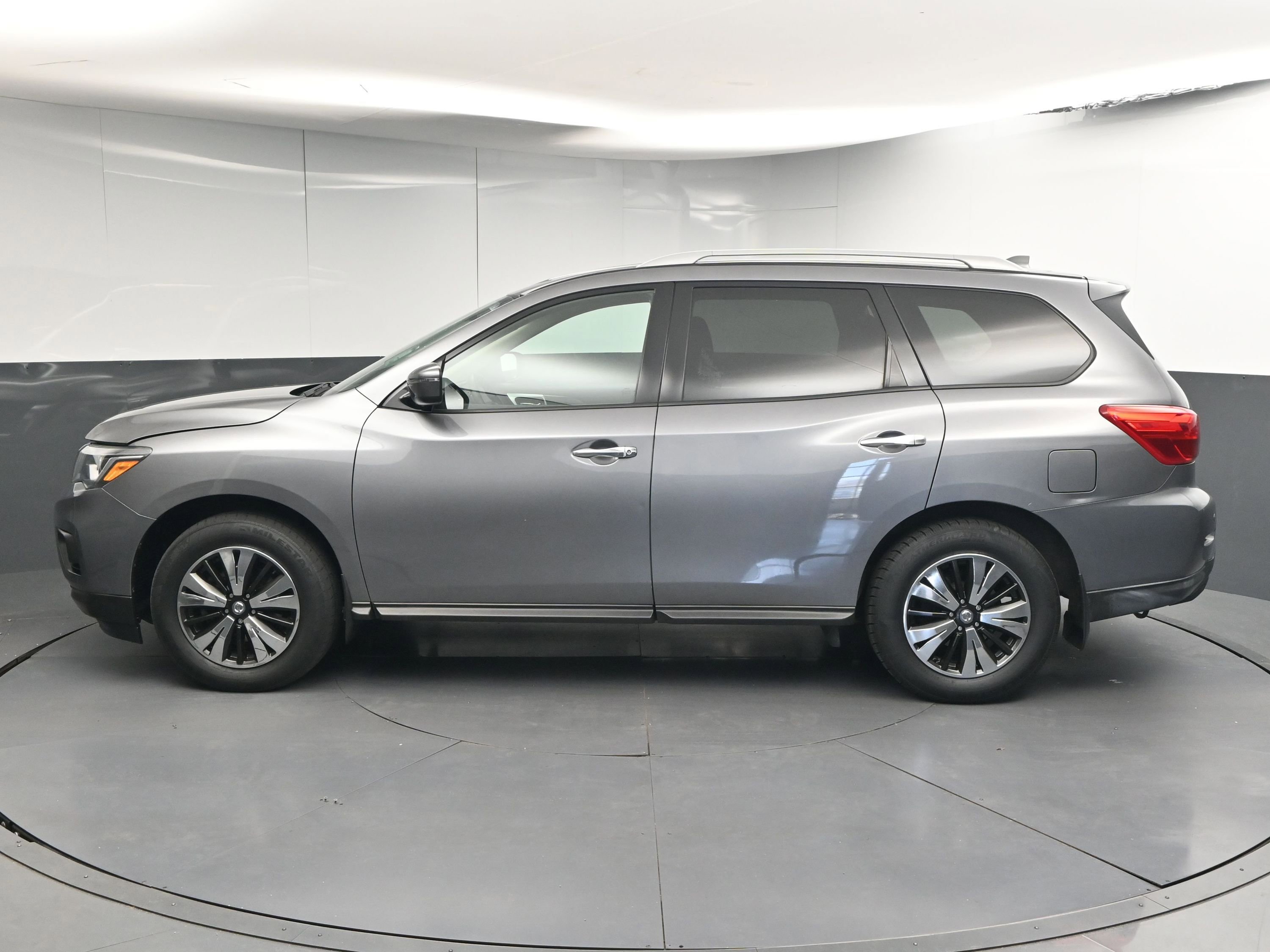 Used 2020 Nissan Pathfinder S image 9