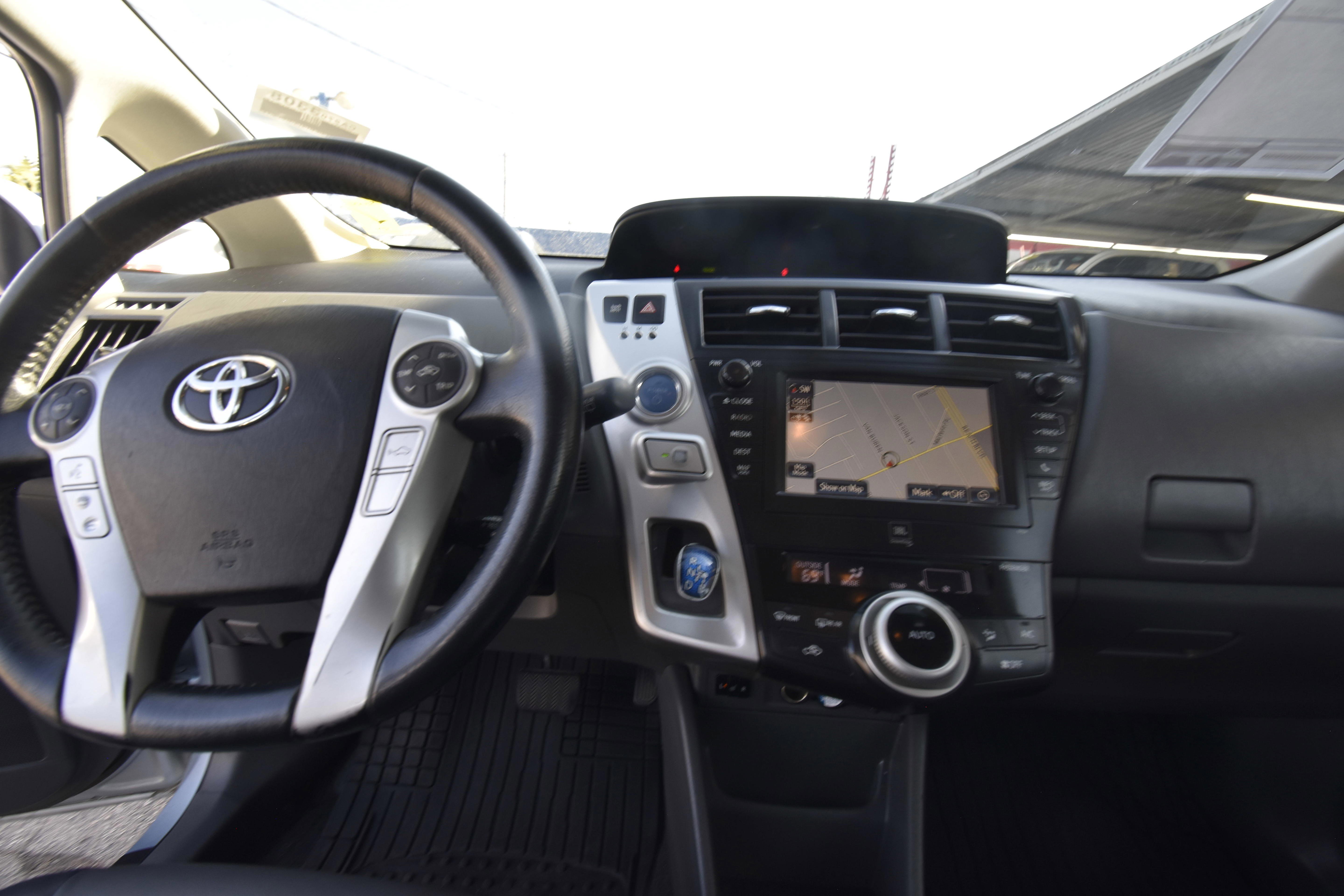 Used 2014 Toyota Prius V Five image 8