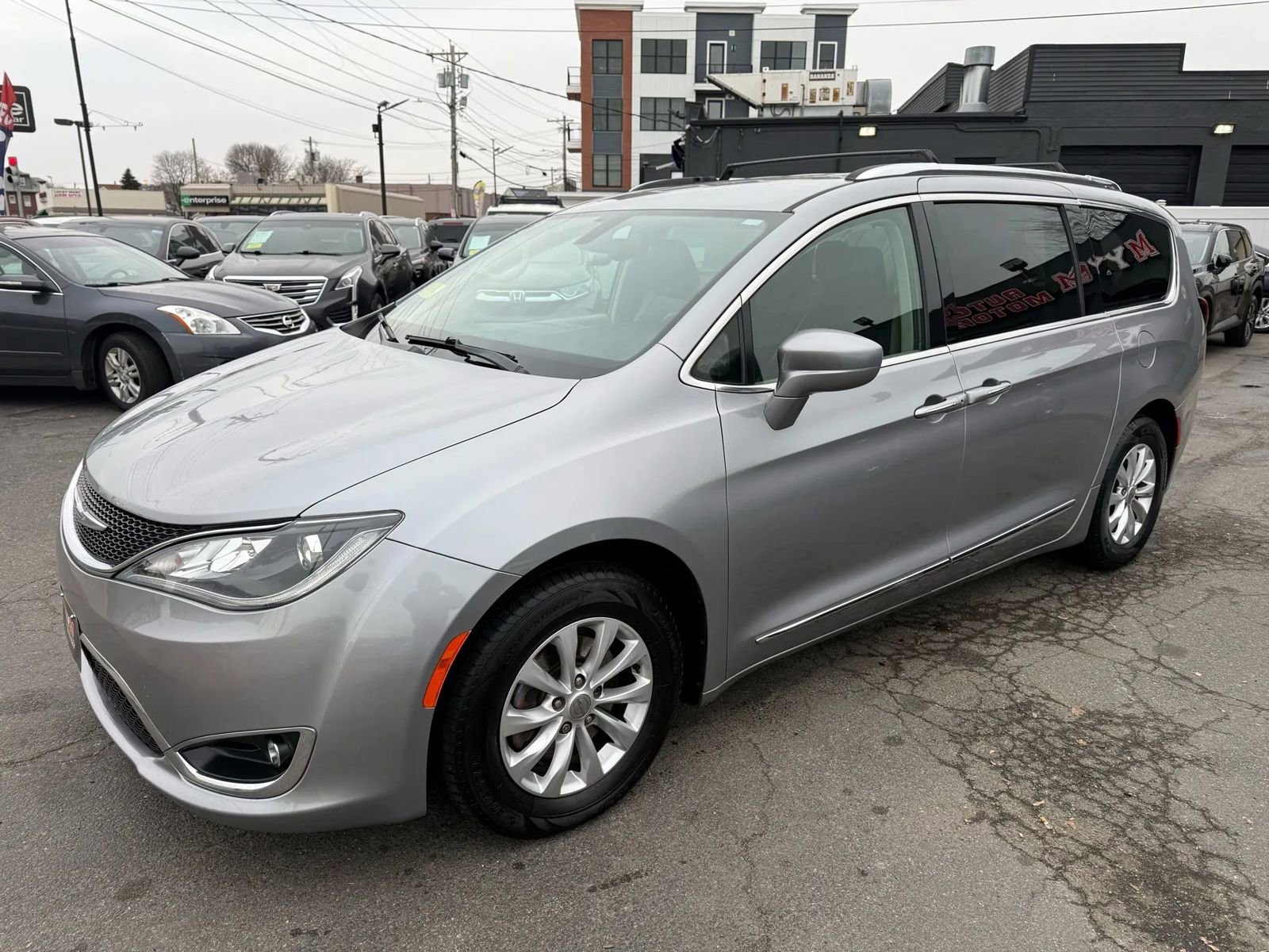 Used 2018 Chrysler Pacifica Touring-L image 3