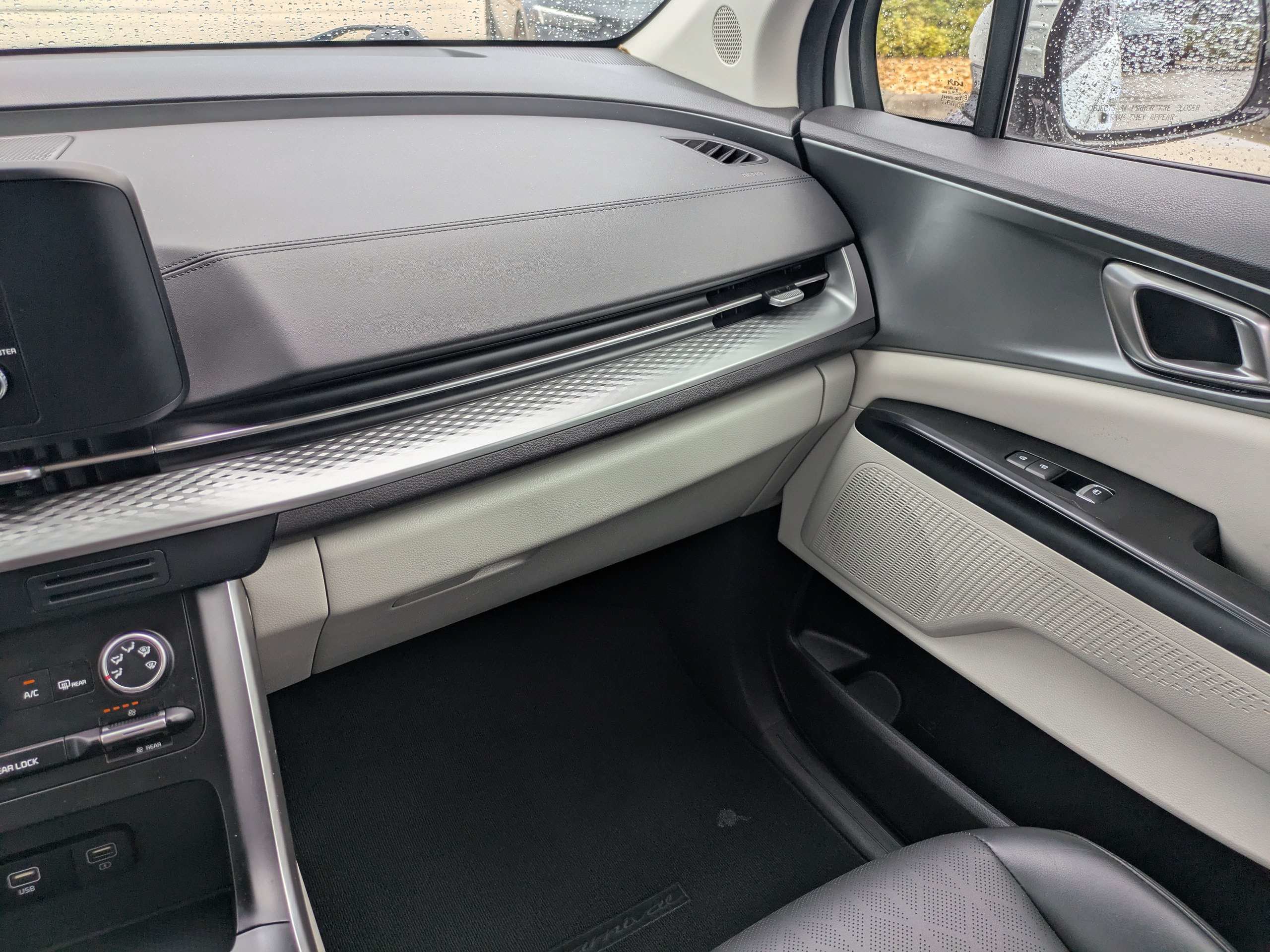 Certified 2024 Kia Carnival LX FWD image 17