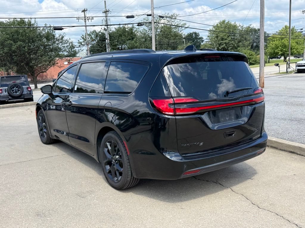 Used 2025 Chrysler Pacifica Limited FWD image 8