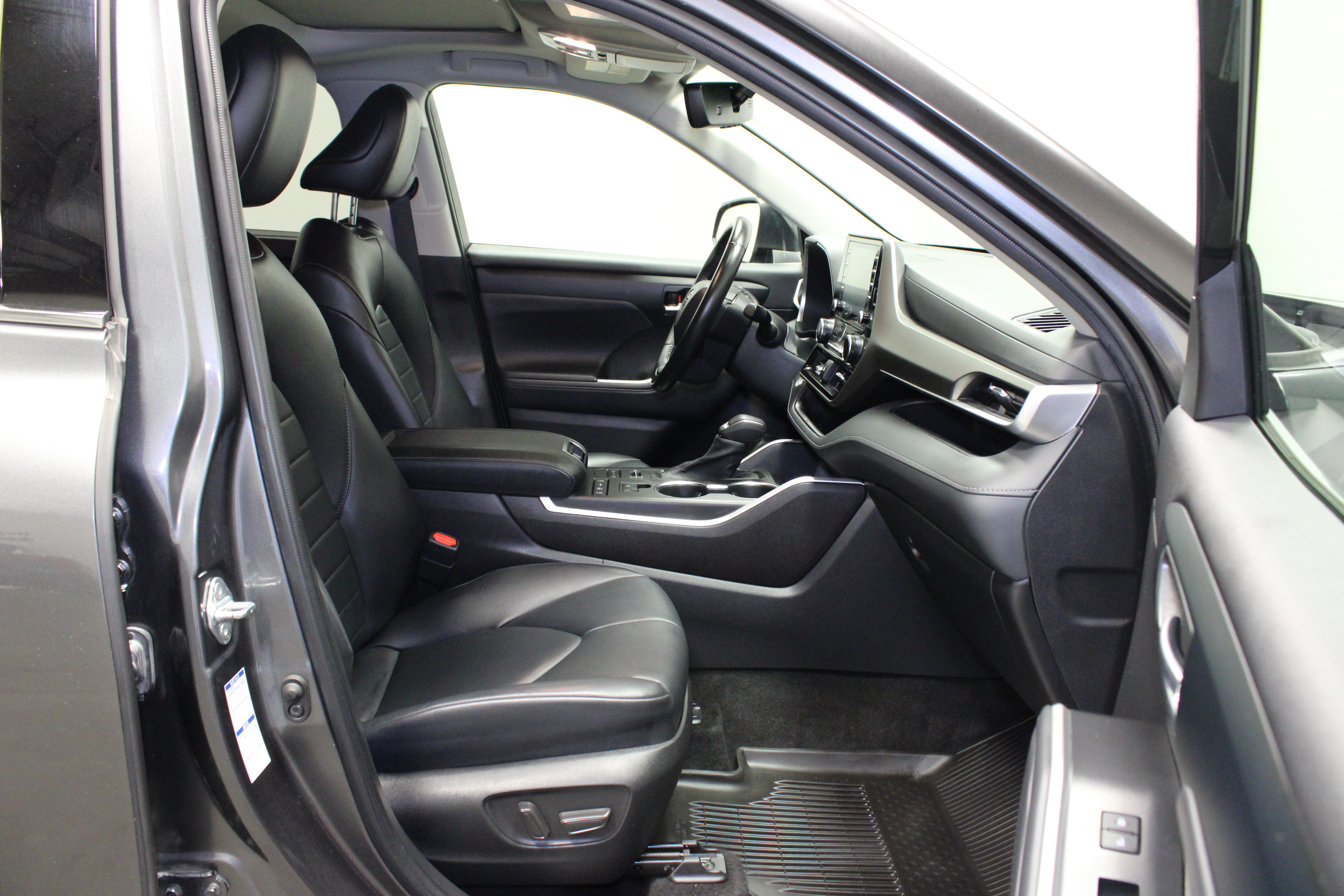 Used 2022 Toyota Highlander XLE AWD/4WD image 16