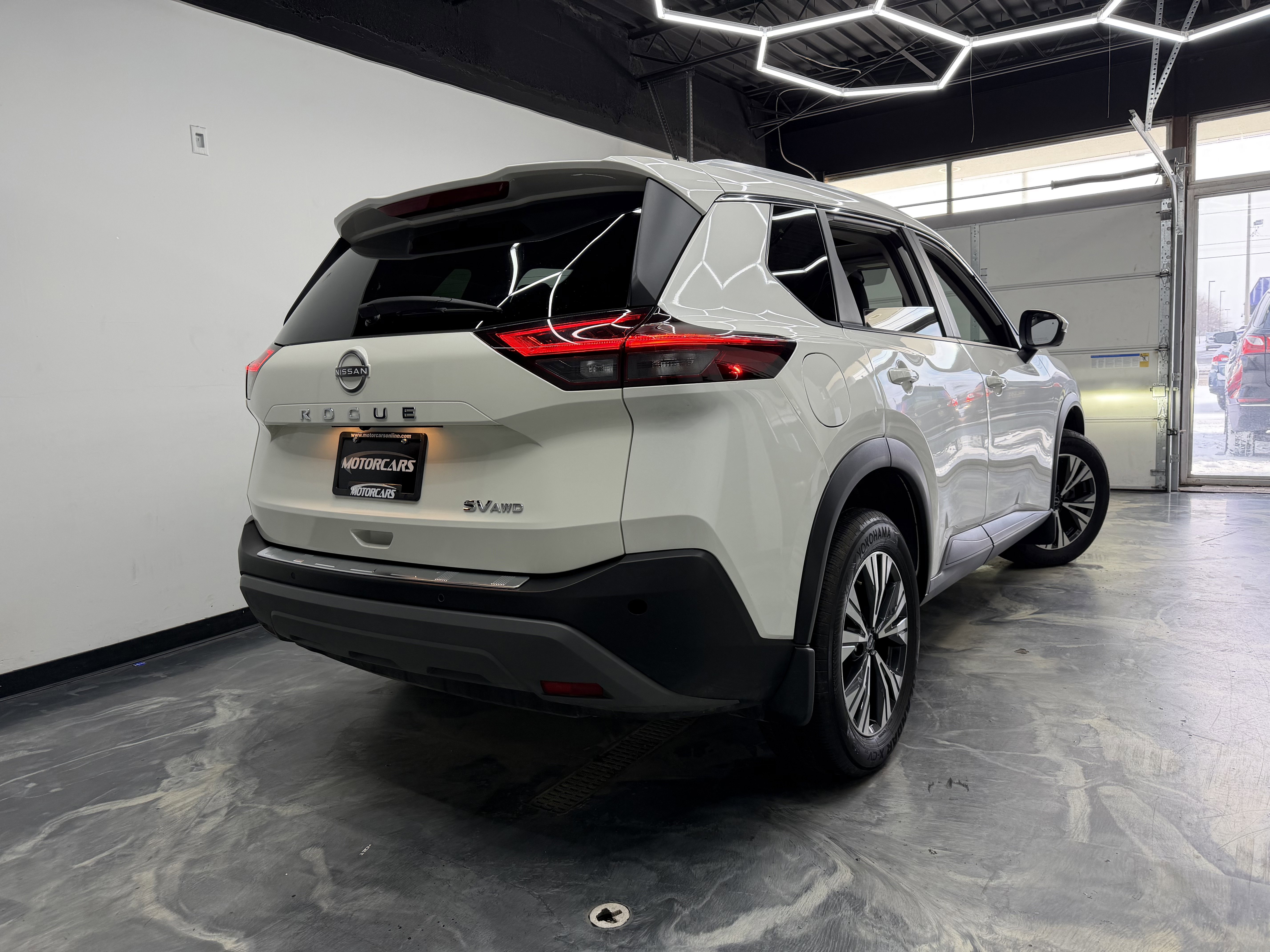 Used 2023 Nissan Rogue SV image 3