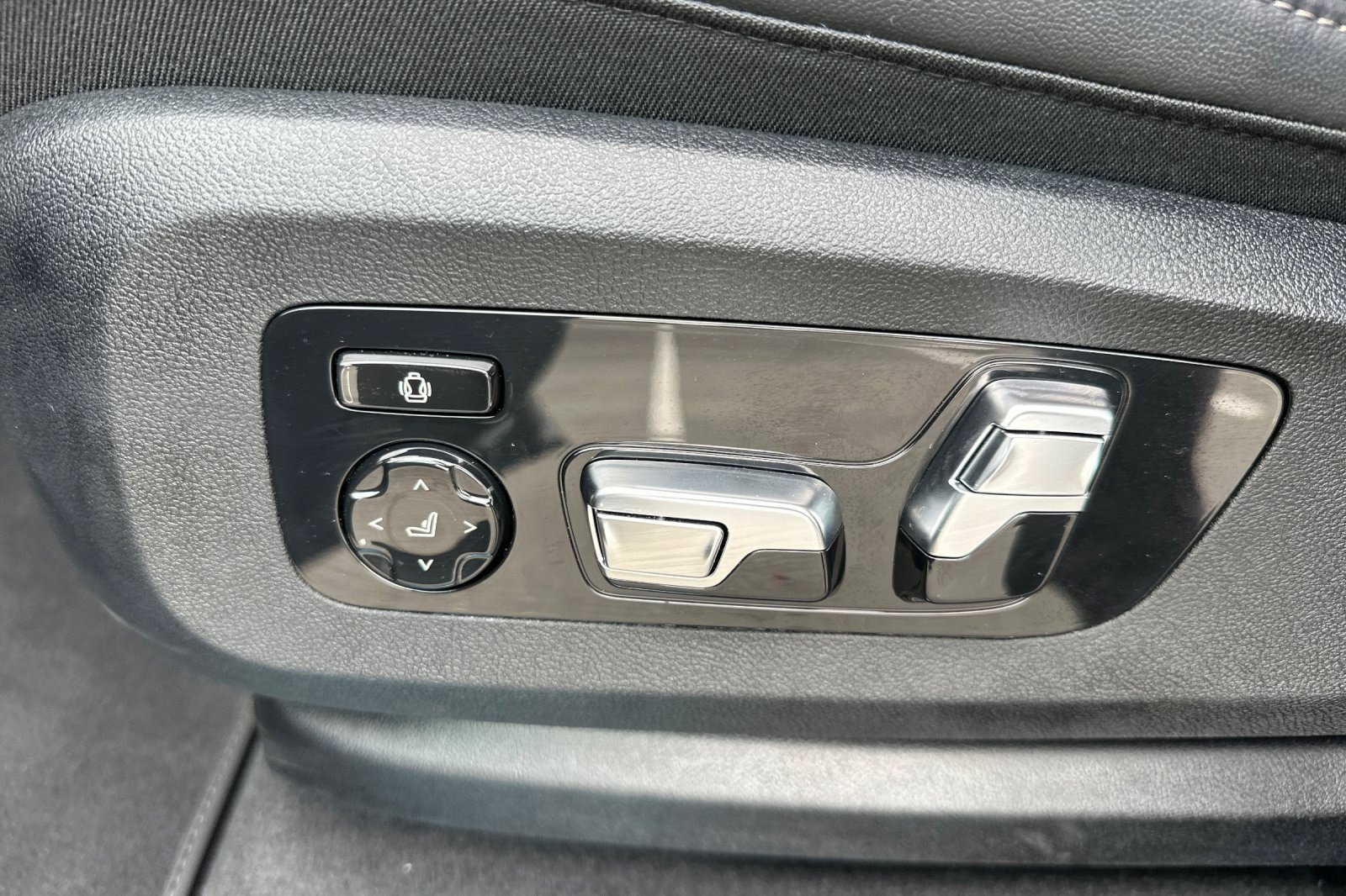 Used 2025 BMW X7 xDrive40i w/ Premium Package image 14