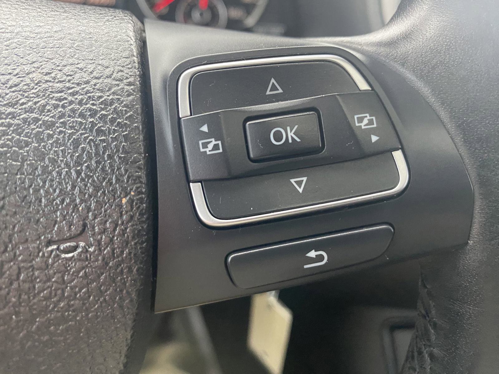 Used 2011 Volkswagen Tiguan SE image 16