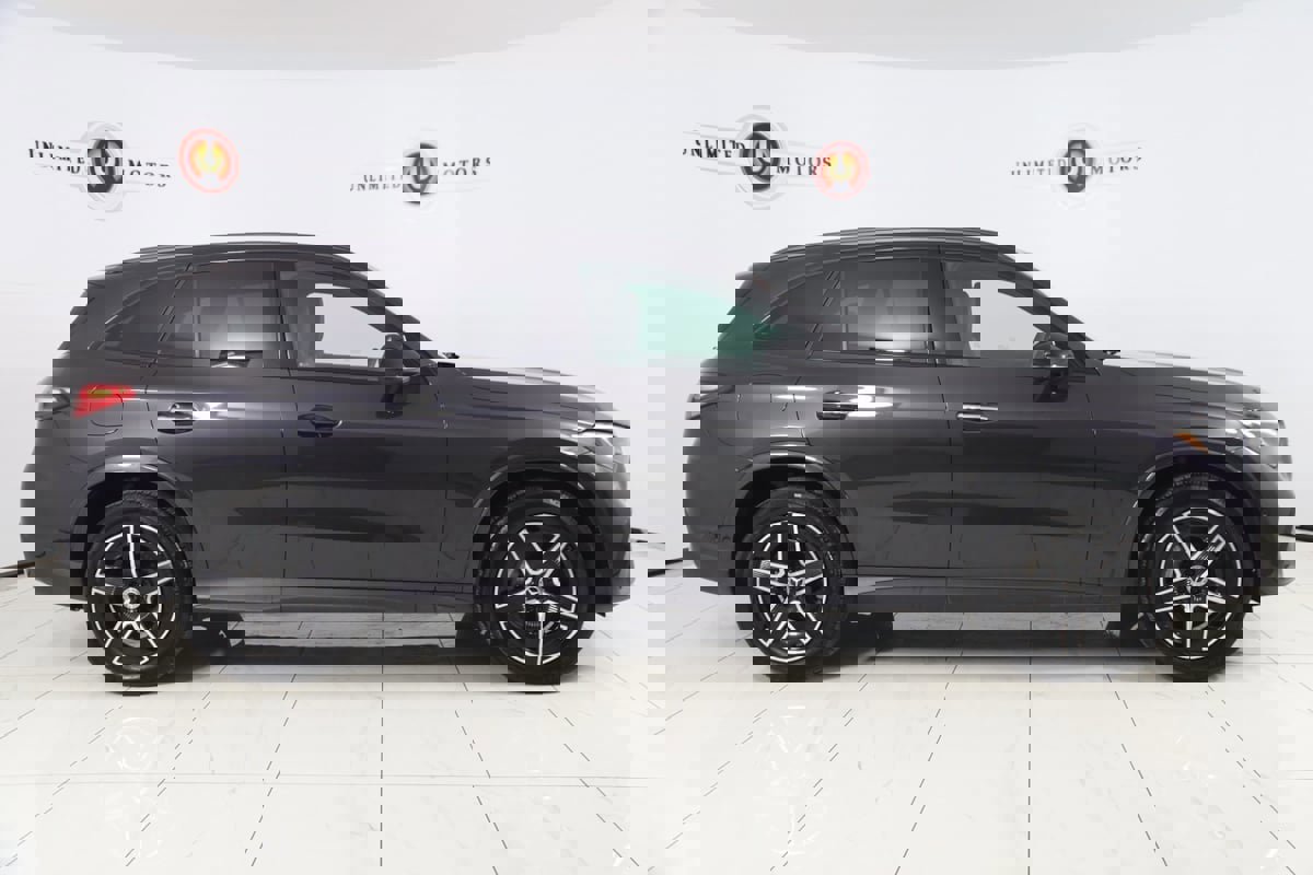 Used 2025 Mercedes-Benz GLC 300 4MATIC SUV image 2