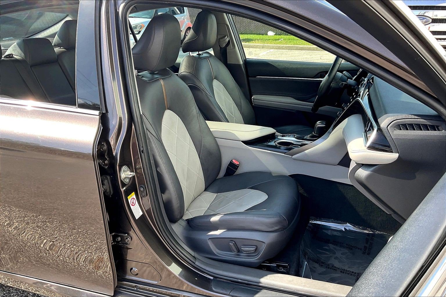 Used 2018 Toyota Camry XLE FWD image 9