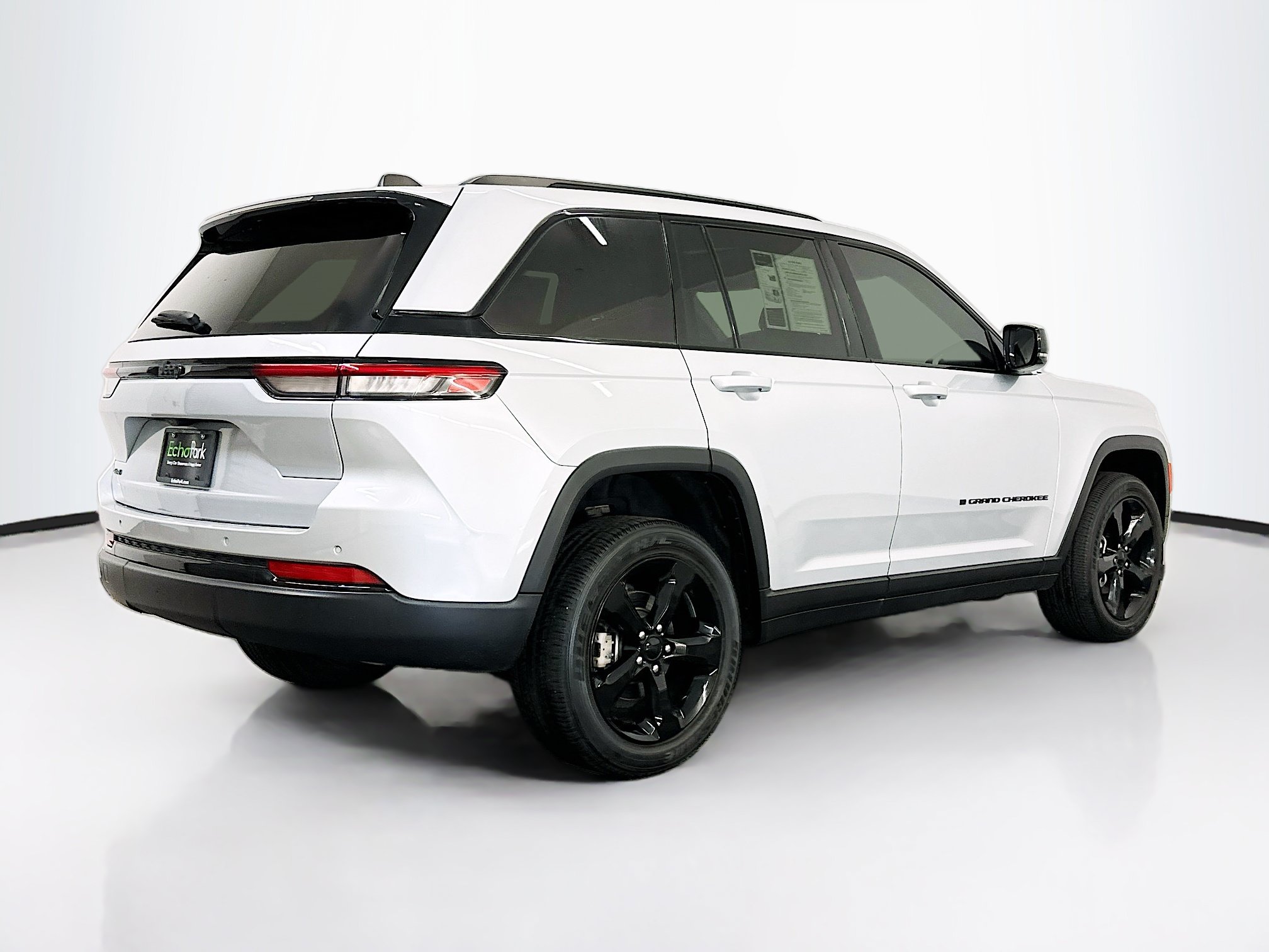 Used 2023 Jeep Grand Cherokee Altitude AWD/4WD image 9