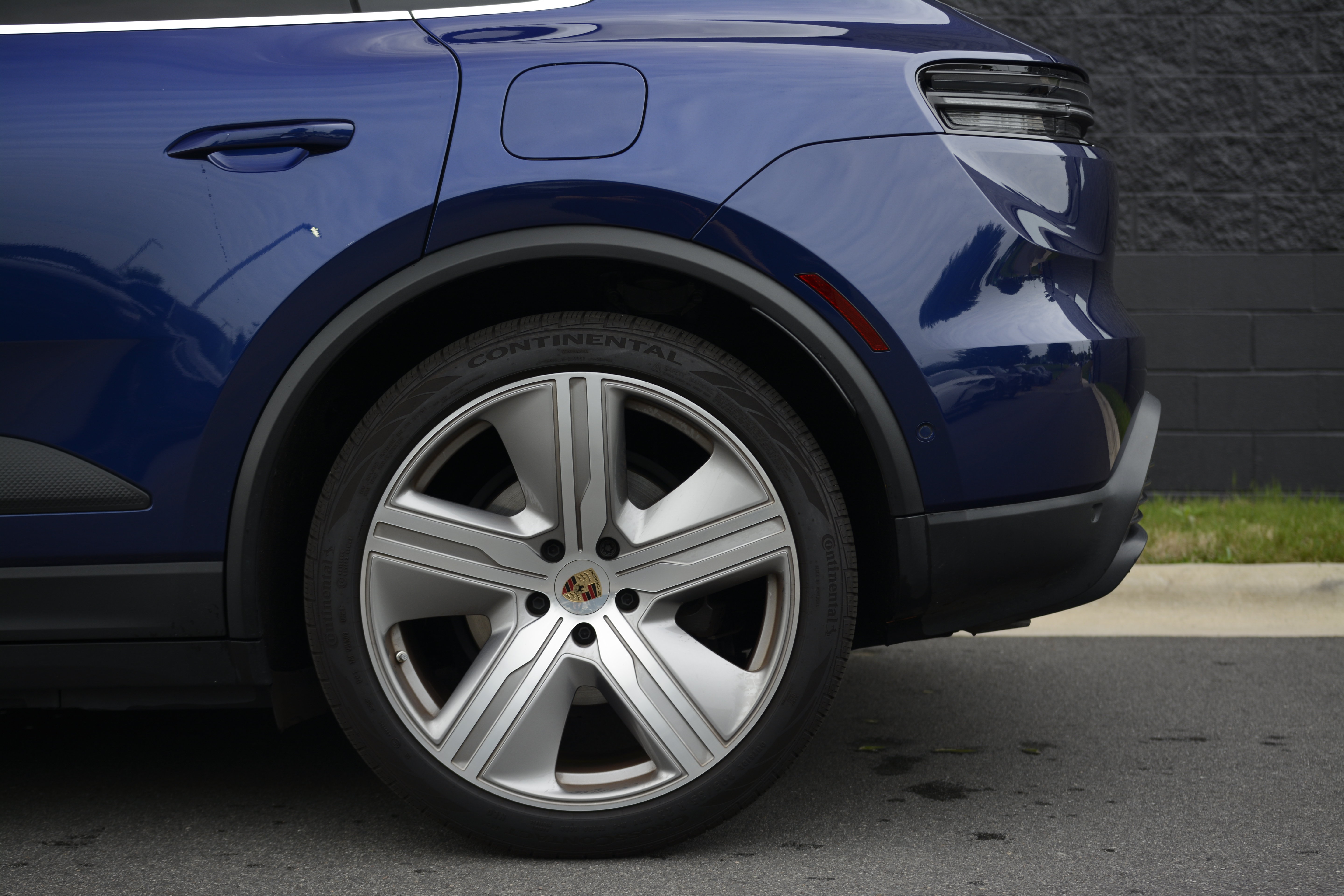 Certified 2024 Porsche Macan 4 Electric AWD/4WD image 40