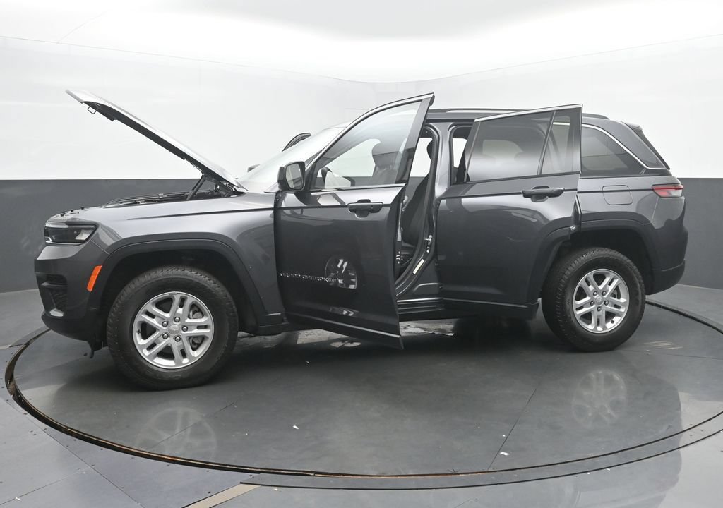 Used 2022 Jeep Grand Cherokee Laredo w/ Luxury Tech Group I AWD/4WD image 52