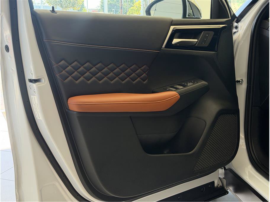 Used 2025 Mitsubishi Outlander 4WD Plug-In Hybrid image 10