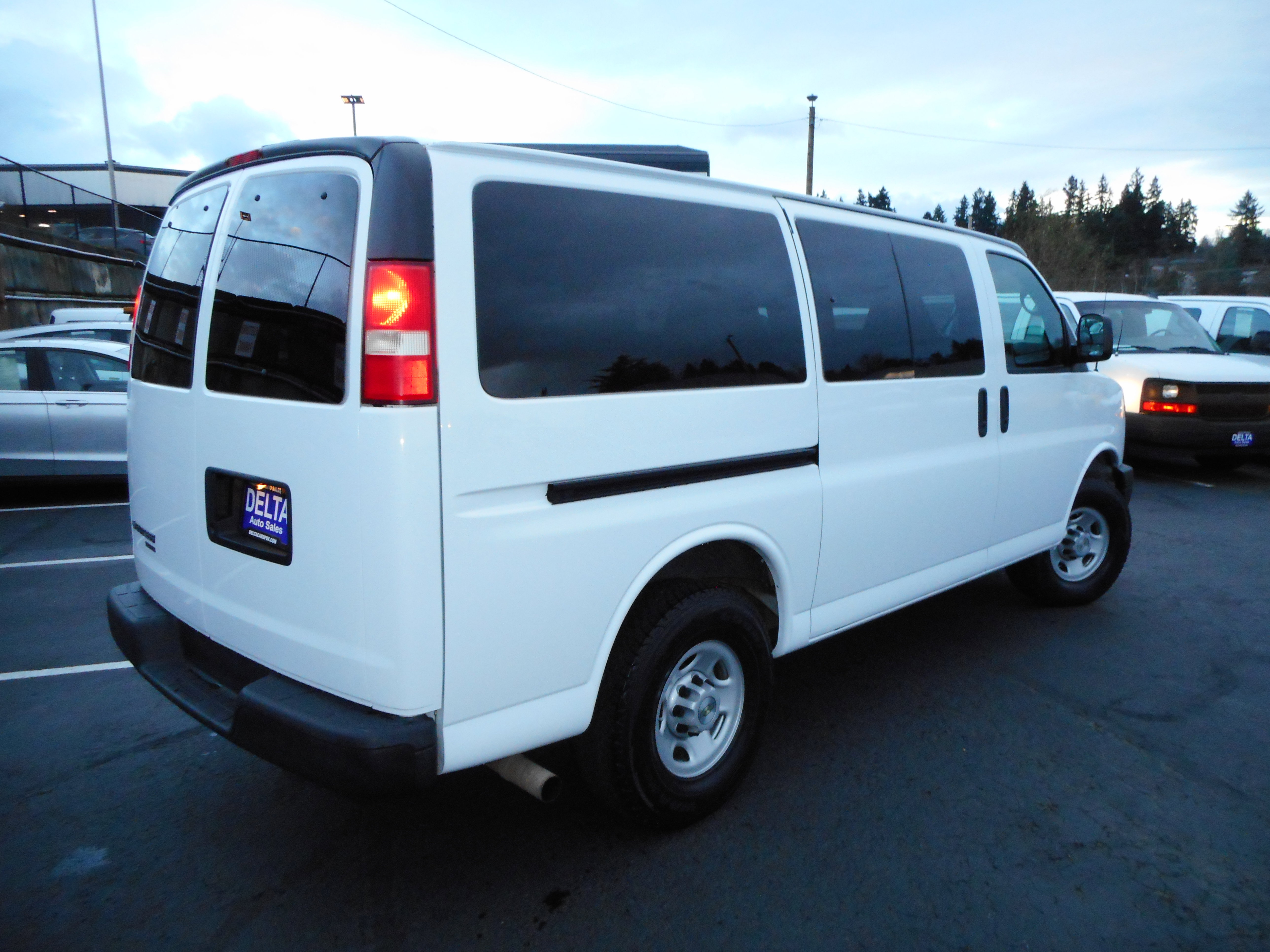 Used 2008 Chevrolet Express 3500 Passenger image 7