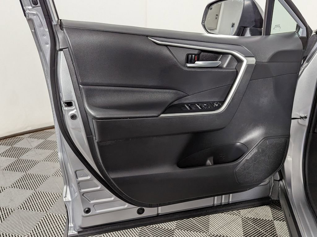 Used 2021 Toyota RAV4 XLE w/ Convenience Package image 15