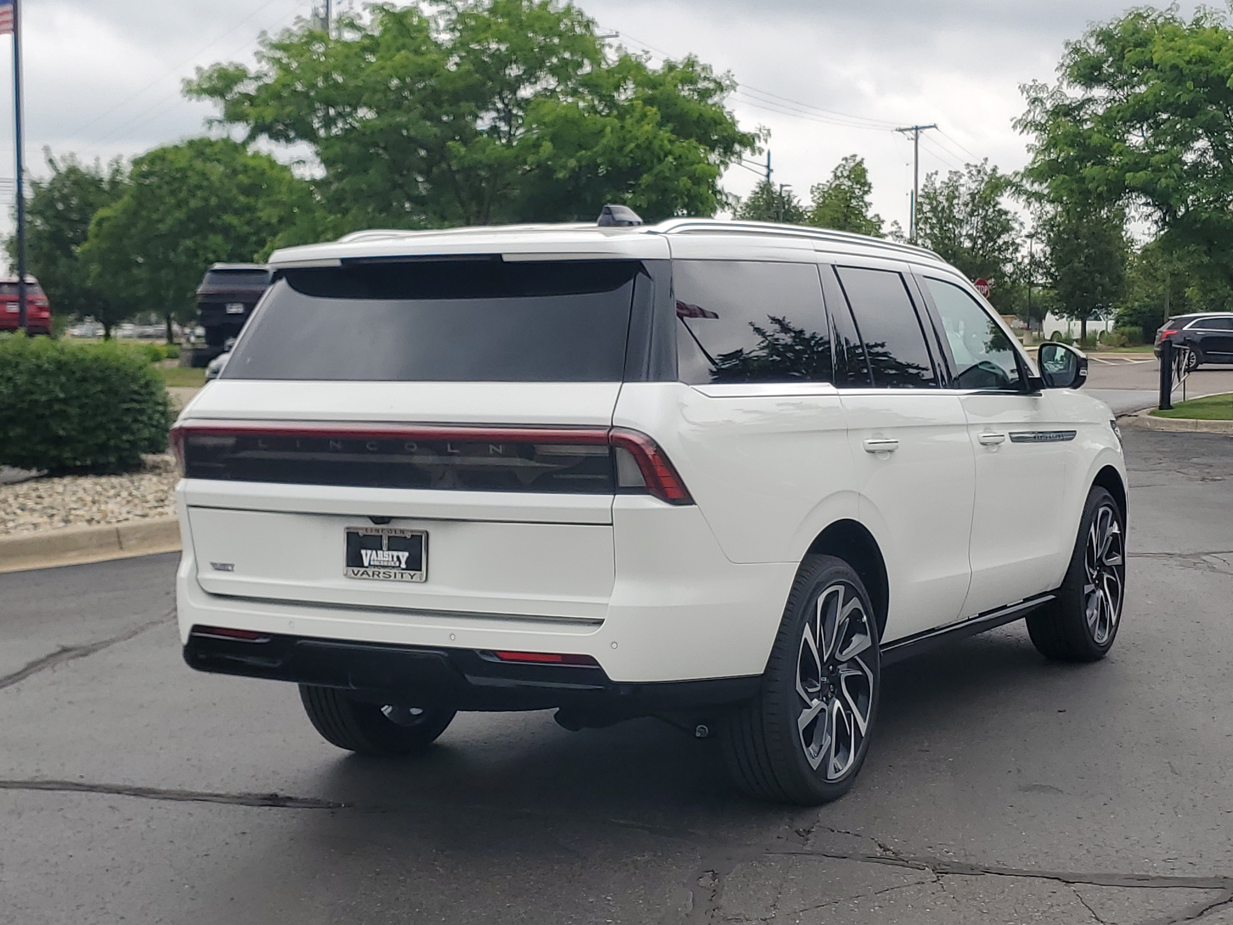 New 2026 Lincoln Navigator Reserve AWD/4WD image 4