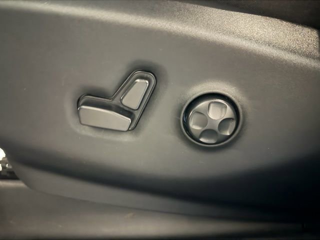 Used 2025 Chrysler Pacifica Limited image 16