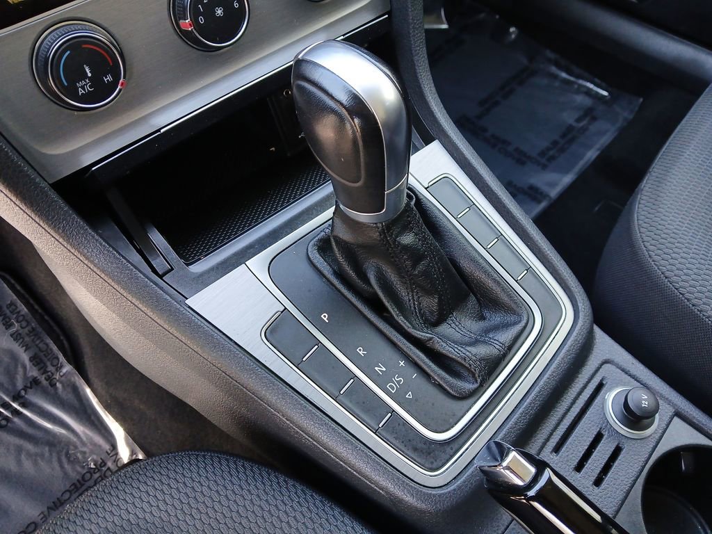 Used 2016 Volkswagen Golf S image 32