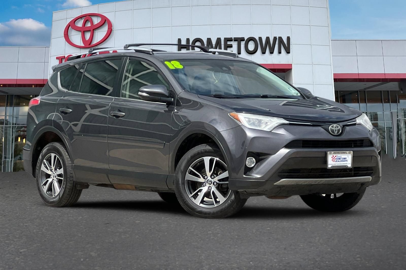 Used 2018 Toyota RAV4 XLE AWD/4WD image 2