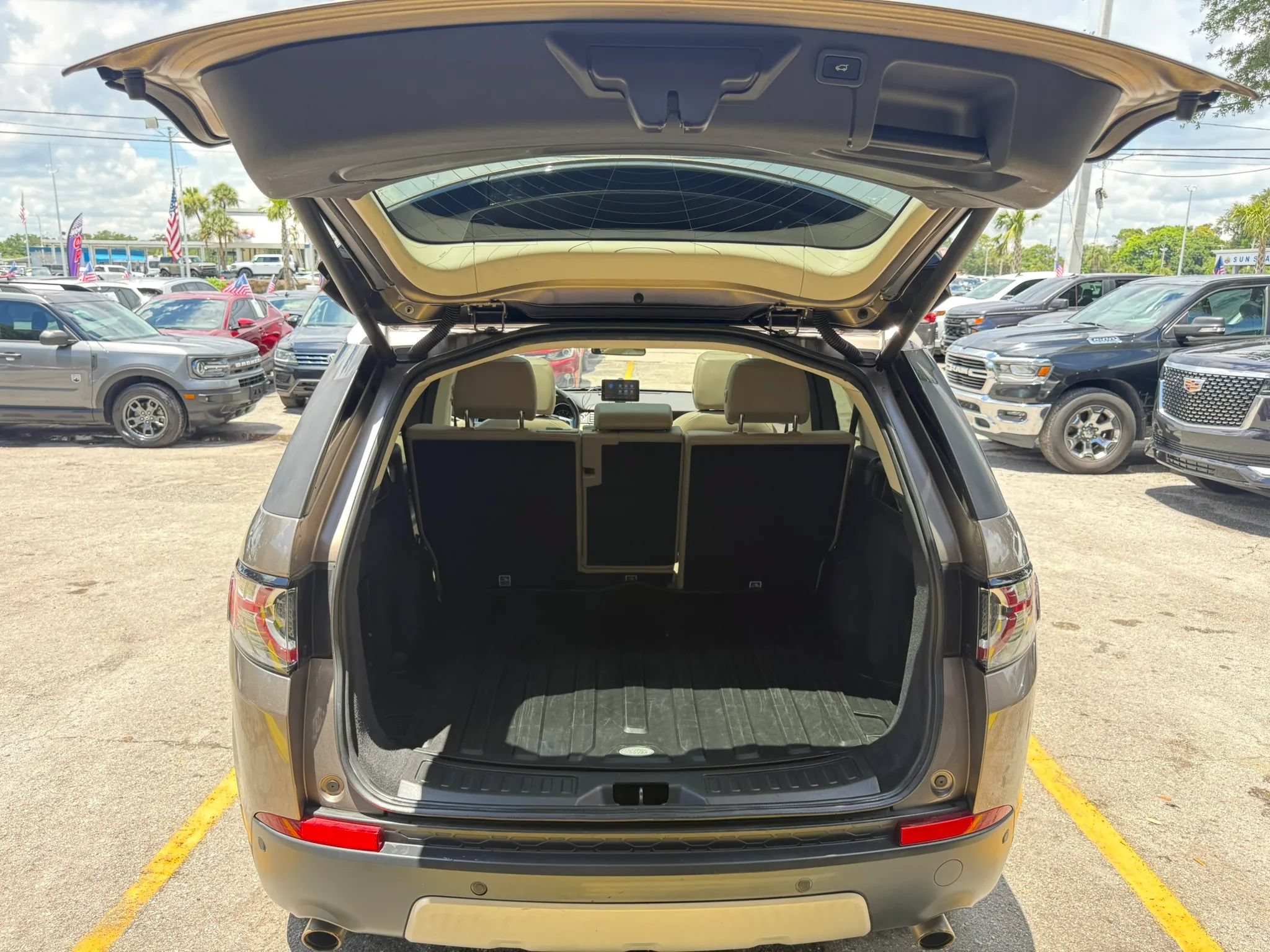Used 2017 Land Rover Discovery Sport HSE AWD/4WD image 19