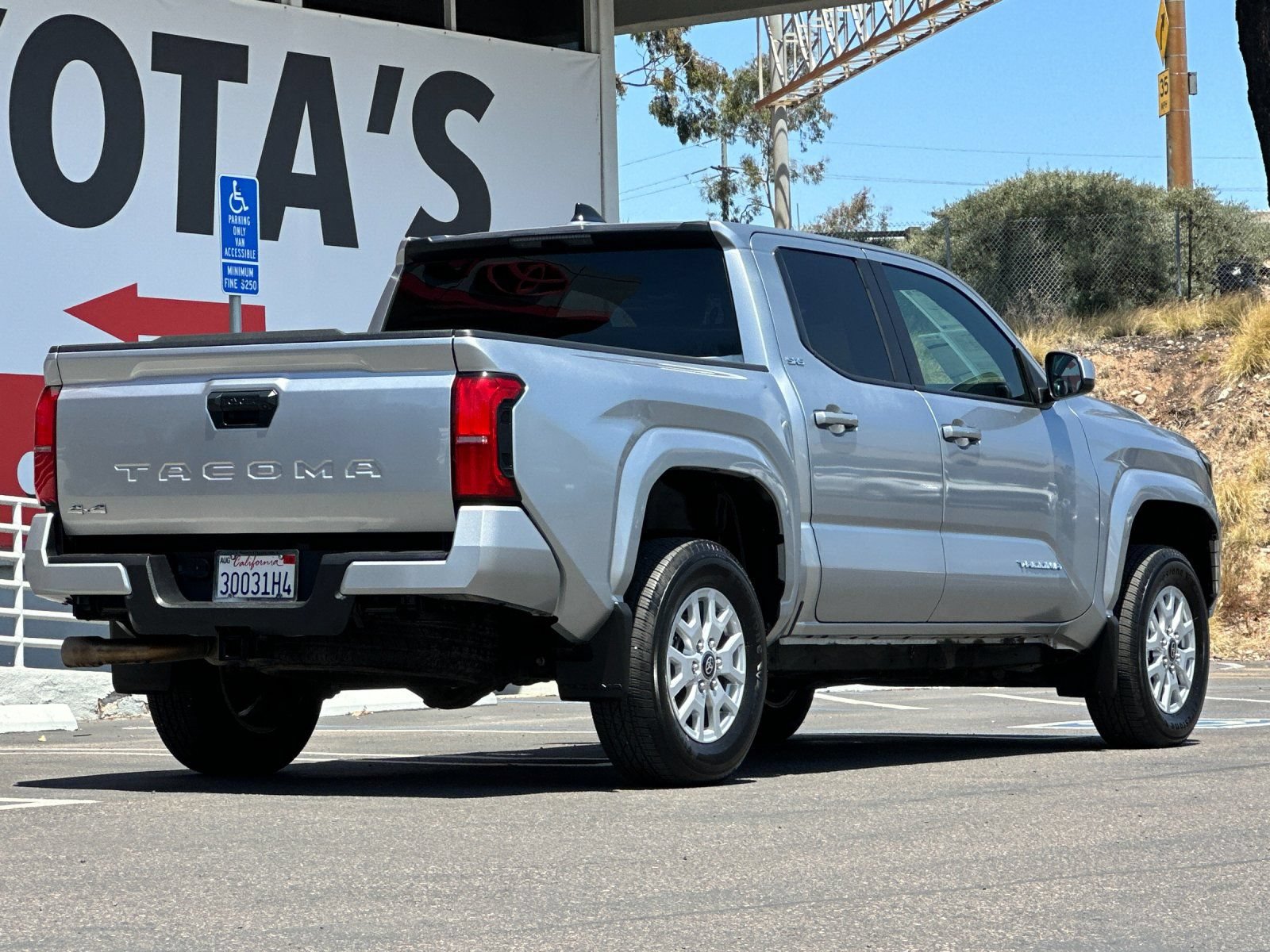 Used 2025 Toyota Tacoma SR5 AWD/4WD image 5