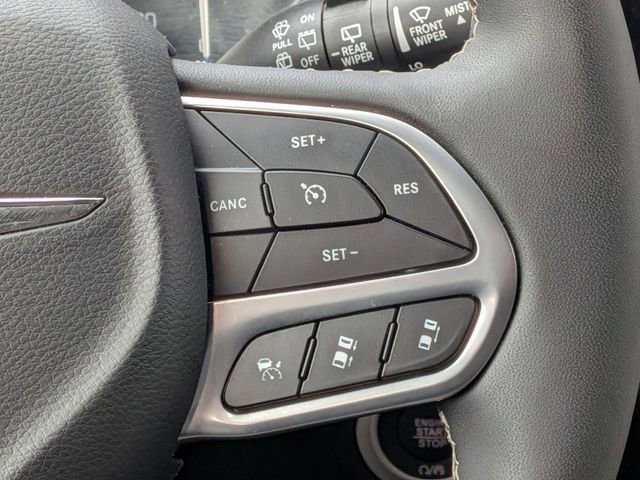 Certified 2025 Chrysler Pacifica Select image 19