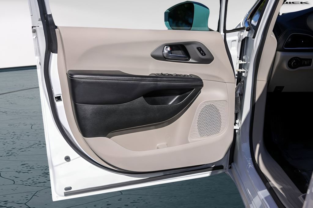 Used 2022 Chrysler Pacifica Touring-L image 27