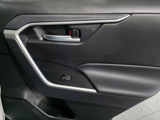 Used 2025 Toyota RAV4 XLE AWD/4WD image 12