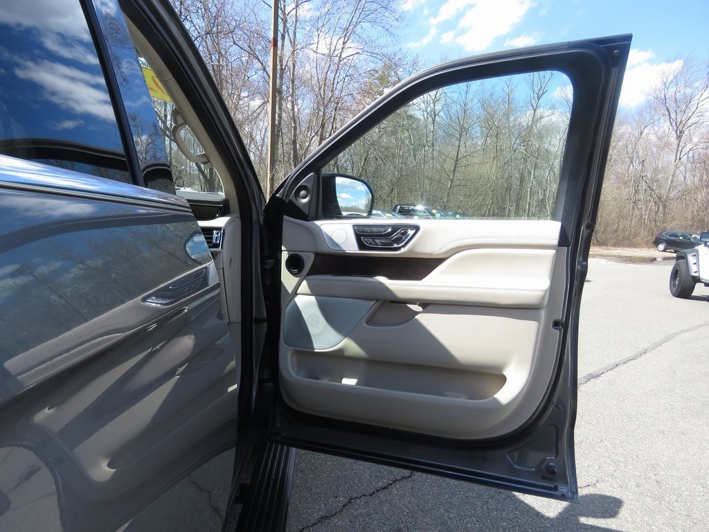 Used 2021 Lincoln Navigator Reserve w/ Luxury Package image 15