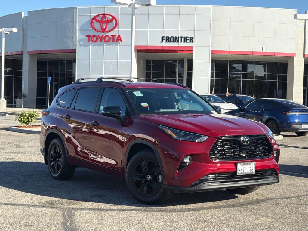 Certified 2025 Toyota Highlander XLE AWD/4WD image 1