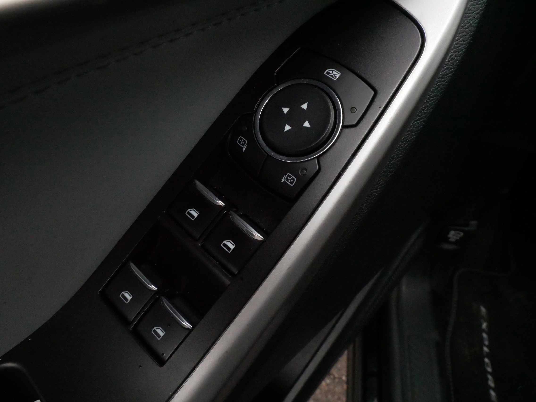 Used 2024 Ford Explorer XLT w/ Equipment Group 202A AWD/4WD image 19