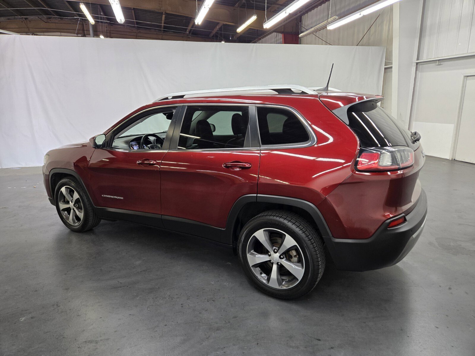 Used 2019 Jeep Cherokee Limited FWD image 3