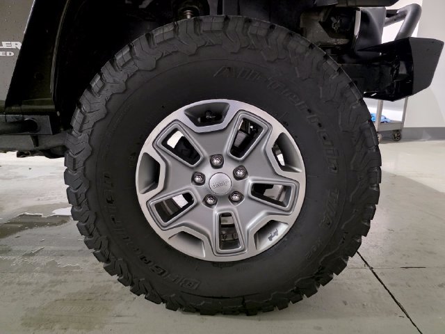Used 2015 Jeep Wrangler Unlimited Rubicon w/ Max Tow Package AWD/4WD image 25