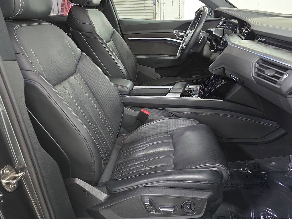 Used 2019 Audi e-tron Prestige w/ Prestige Package AWD/4WD image 27