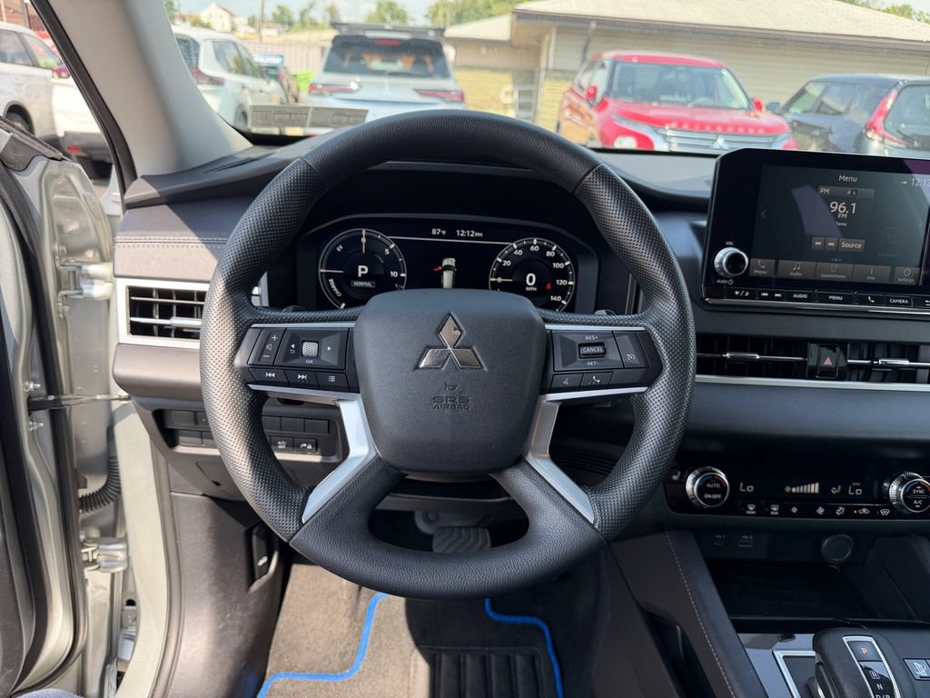 Used 2025 Mitsubishi Outlander ES AWD/4WD image 15