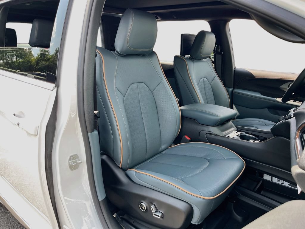 New 2027 Chrysler Pacifica Pinnacle w/ Theater Group FWD image 29