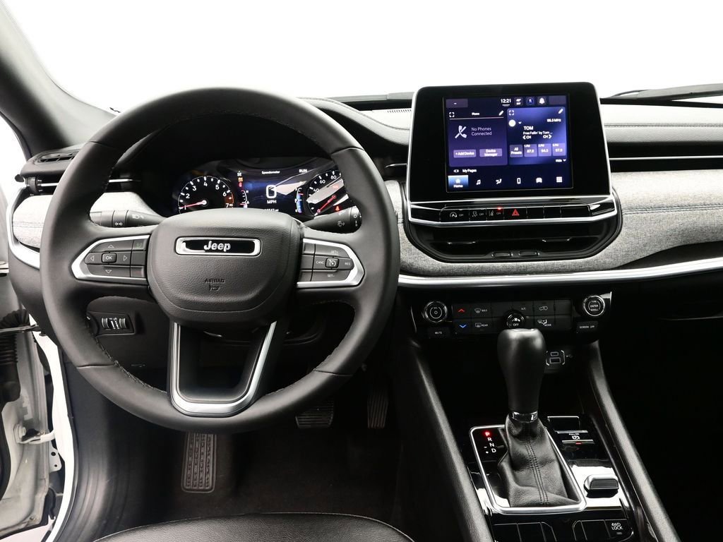 Used 2025 Jeep Compass Latitude image 16