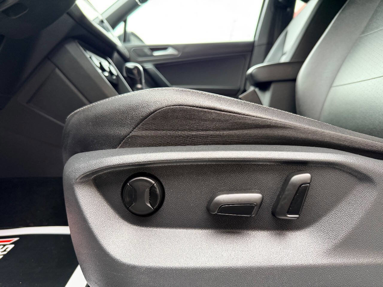 Used 2019 Volkswagen Tiguan SEL Premium R-Line image 17