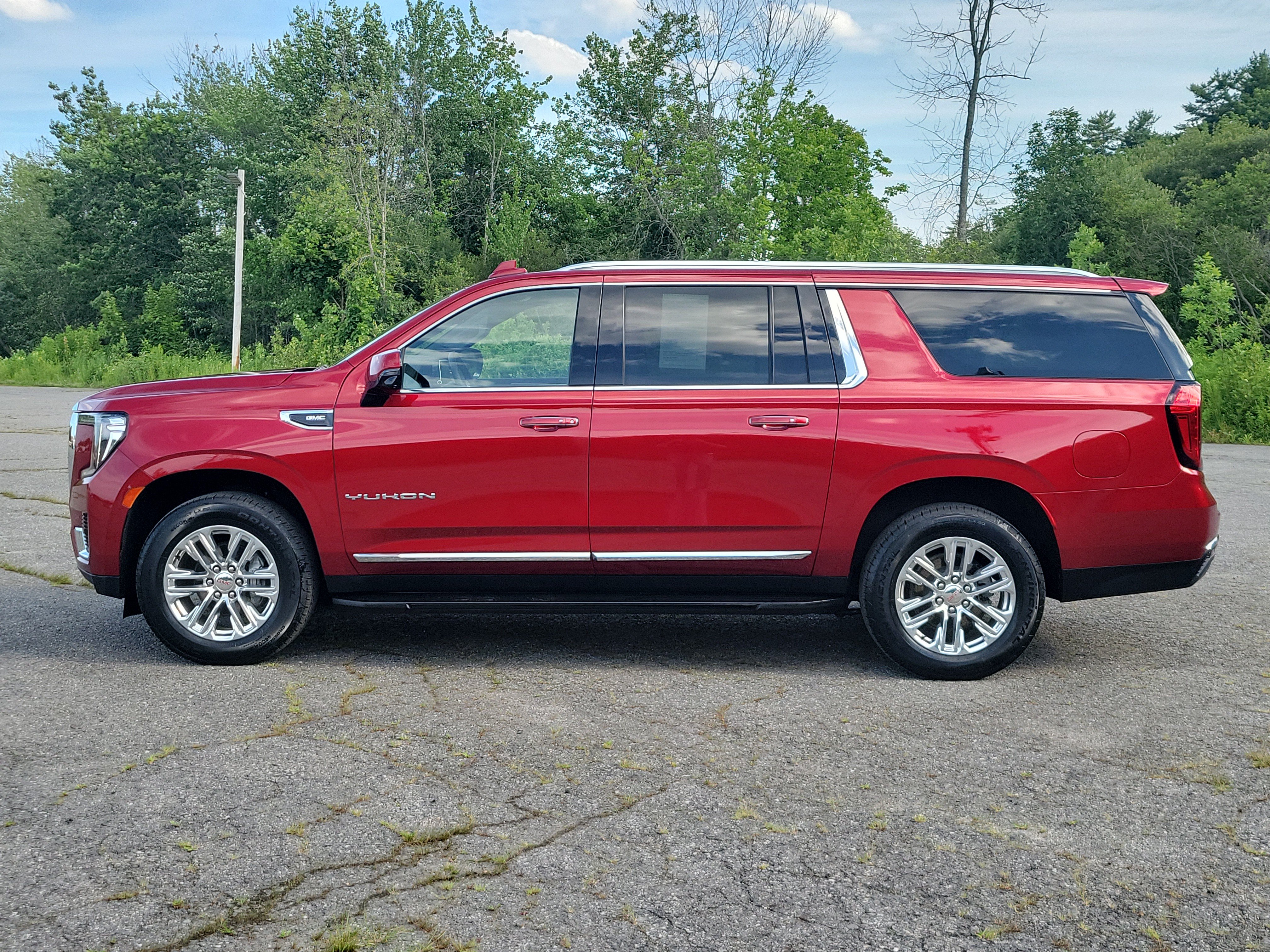 Used 2024 GMC Yukon XL SLT w/ SLT Luxury Package AWD/4WD image 8