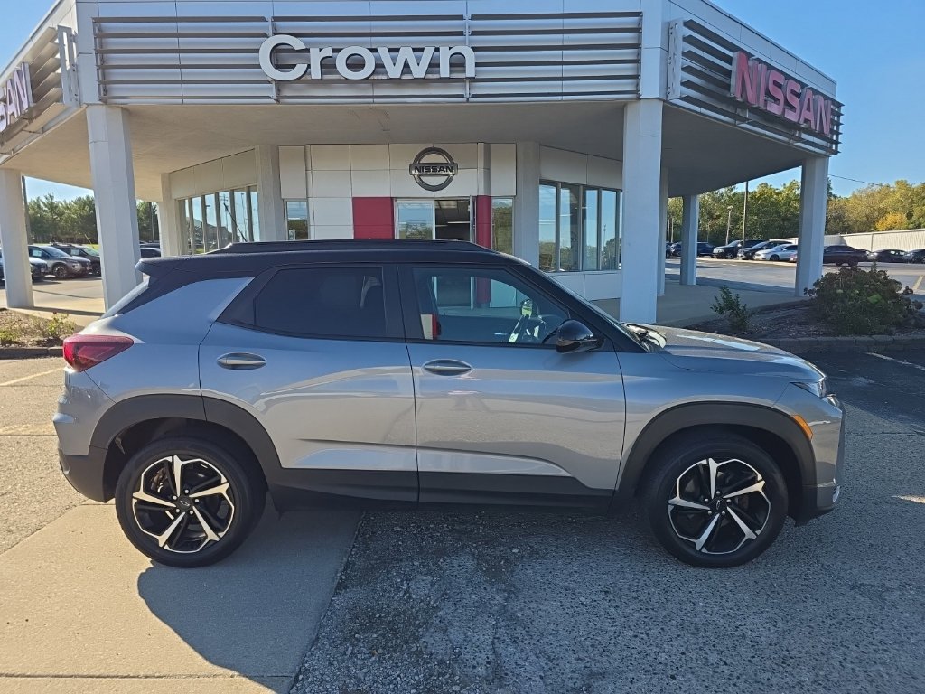 Used 2023 Chevrolet TrailBlazer RS w/ Sun and Liftgate Package FWD image 2