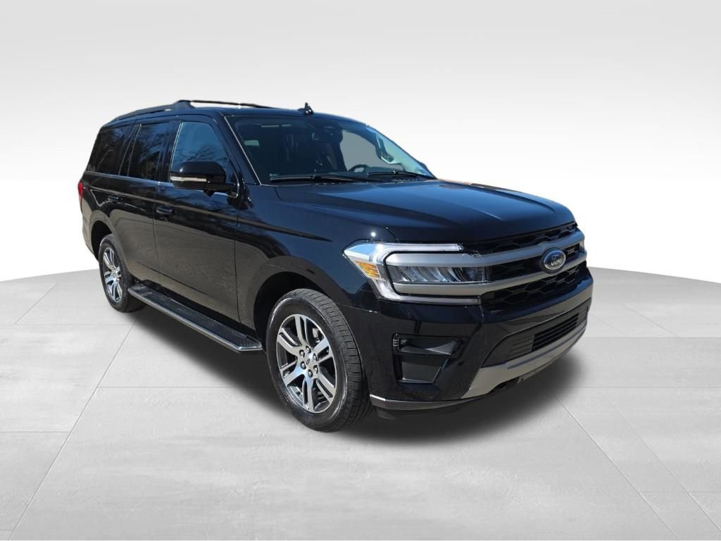 Used 2023 Ford Expedition XLT image 3