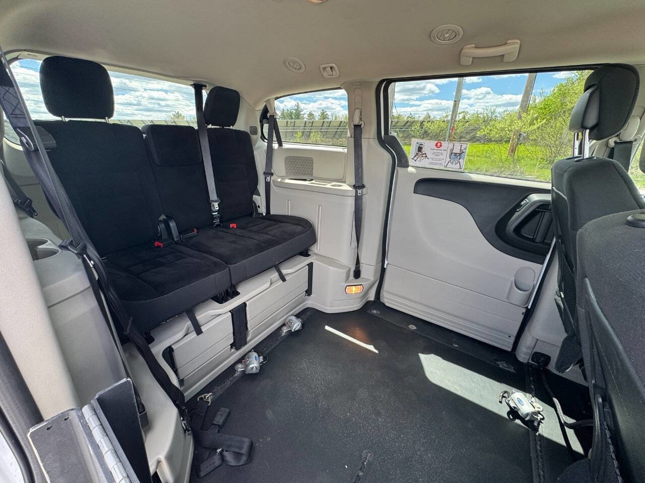 Used 2018 Dodge Grand Caravan SE FWD image 16