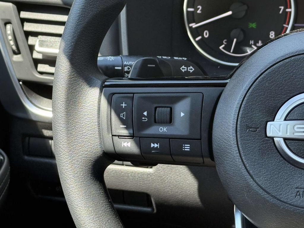 Used 2023 Nissan Rogue SV AWD/4WD image 13