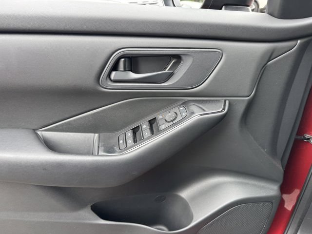 Used 2025 Nissan Rogue S AWD/4WD image 9