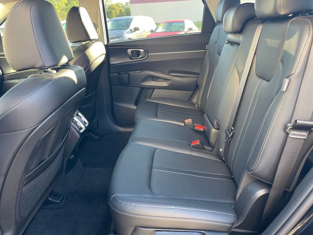 Used 2024 Kia Sorento S image 19