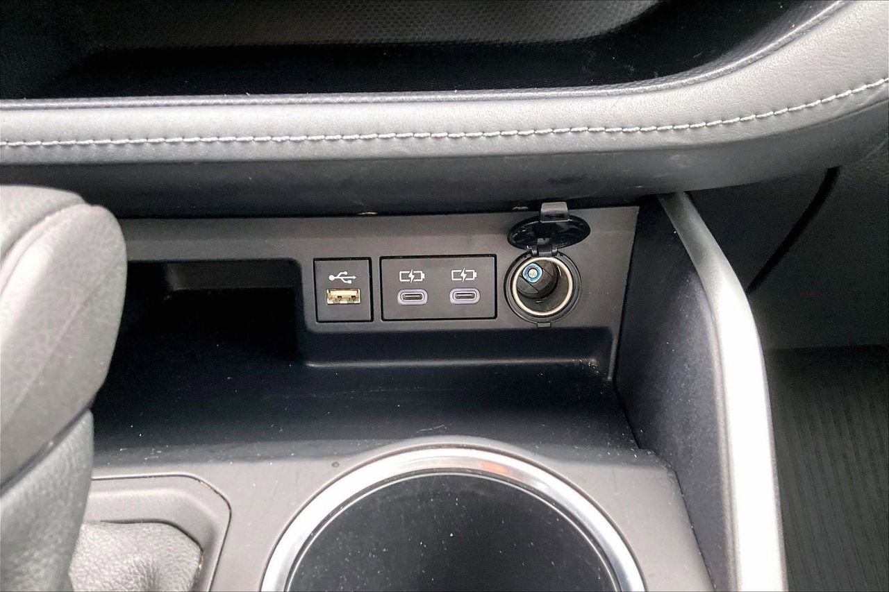 Used 2023 Toyota Highlander L image 16