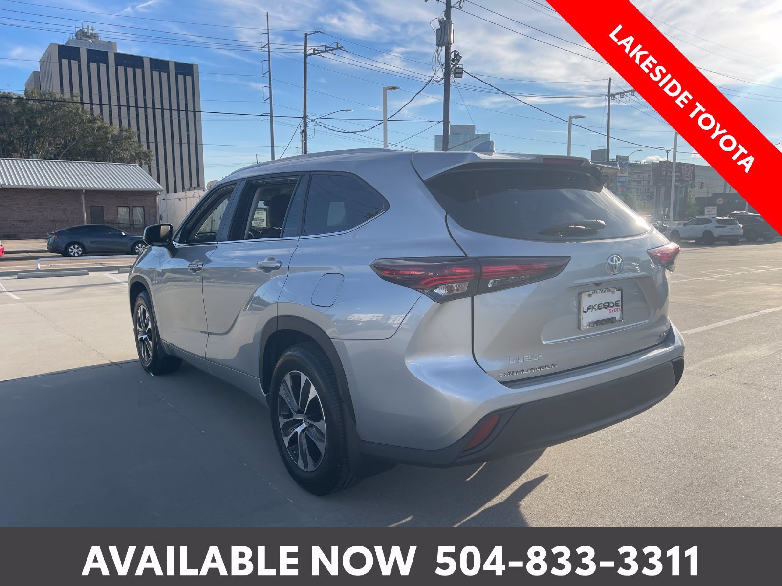 Used 2024 Toyota Highlander XLE FWD image 3