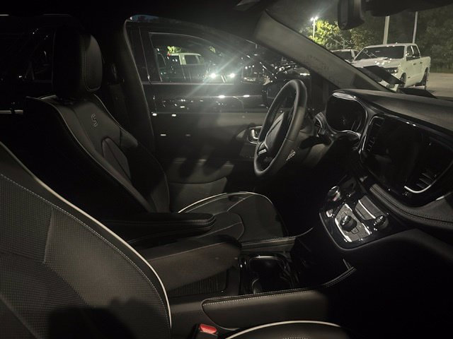Used 2025 Chrysler Pacifica Limited FWD image 9
