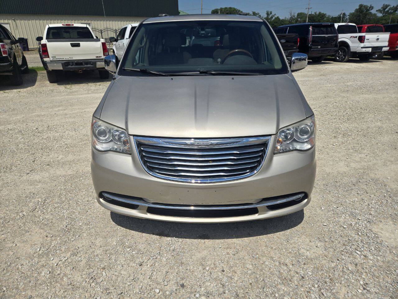 Used 2015 Chrysler Town & Country Limited Platinum FWD image 13