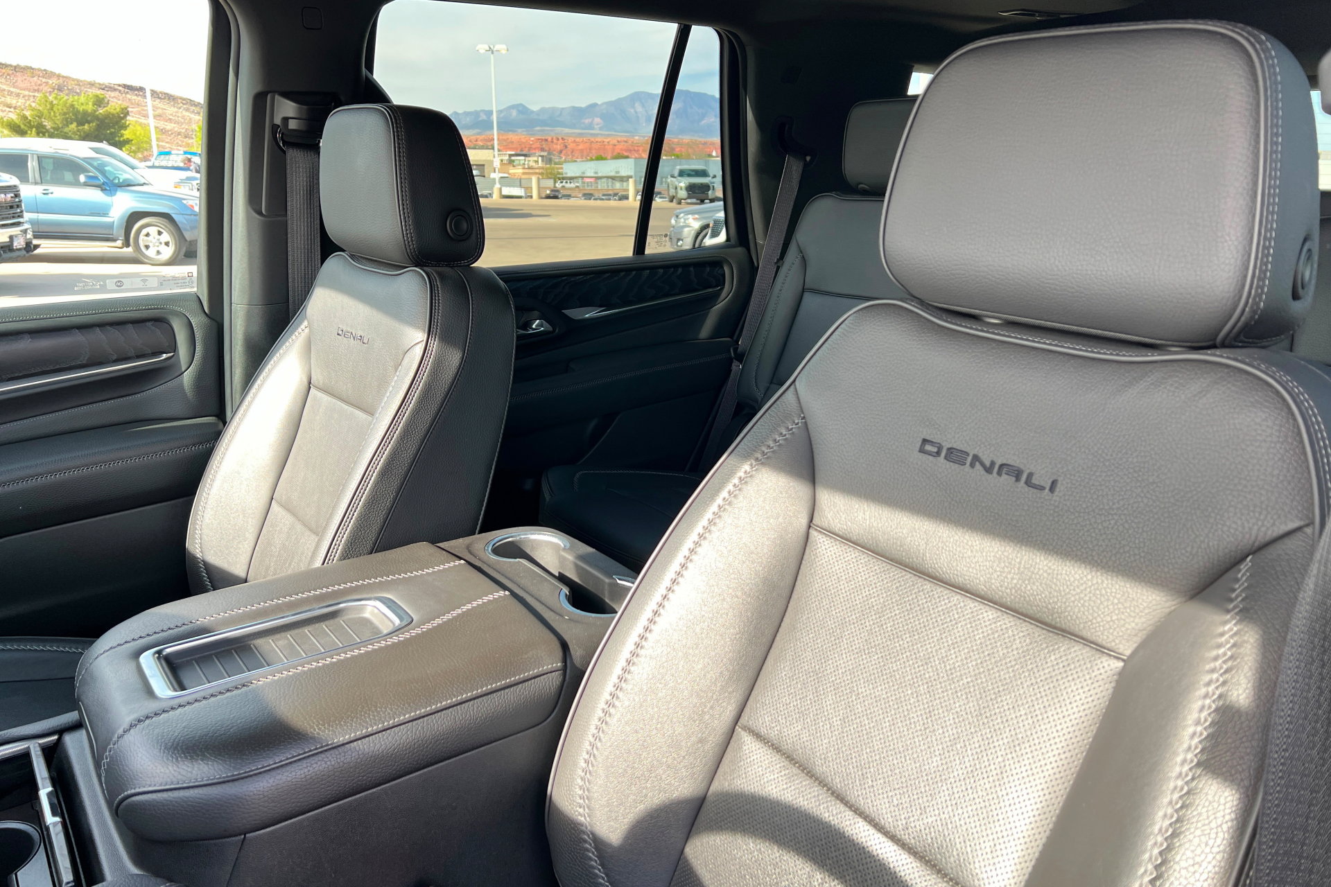 Used 2021 GMC Yukon Denali w/ Denali Premium Package image 16