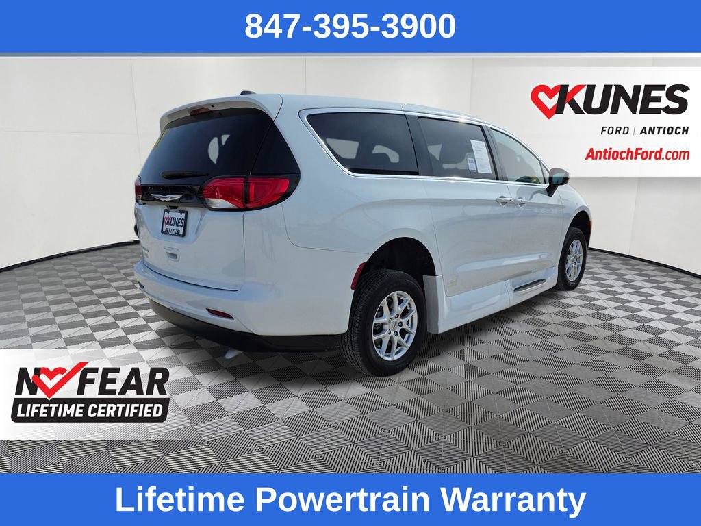 Used 2023 Chrysler Voyager LX image 7